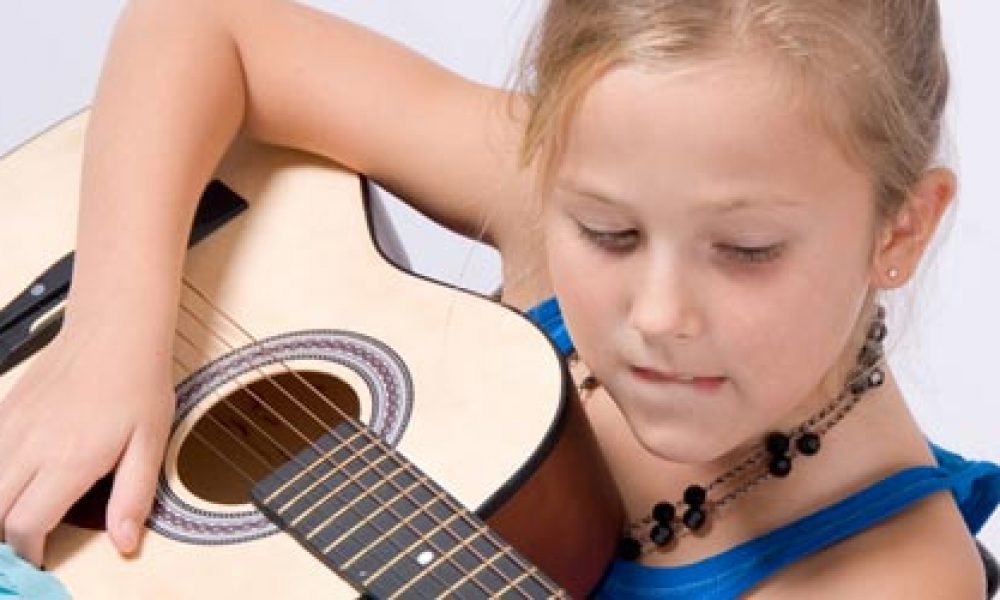 Гитара лучшая школа. Гитара для мальчика левши. Какая одежда подойдет для девочки ,играющей на гитаре для выступления.
