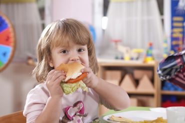 Fast food ile beslenen çocuk