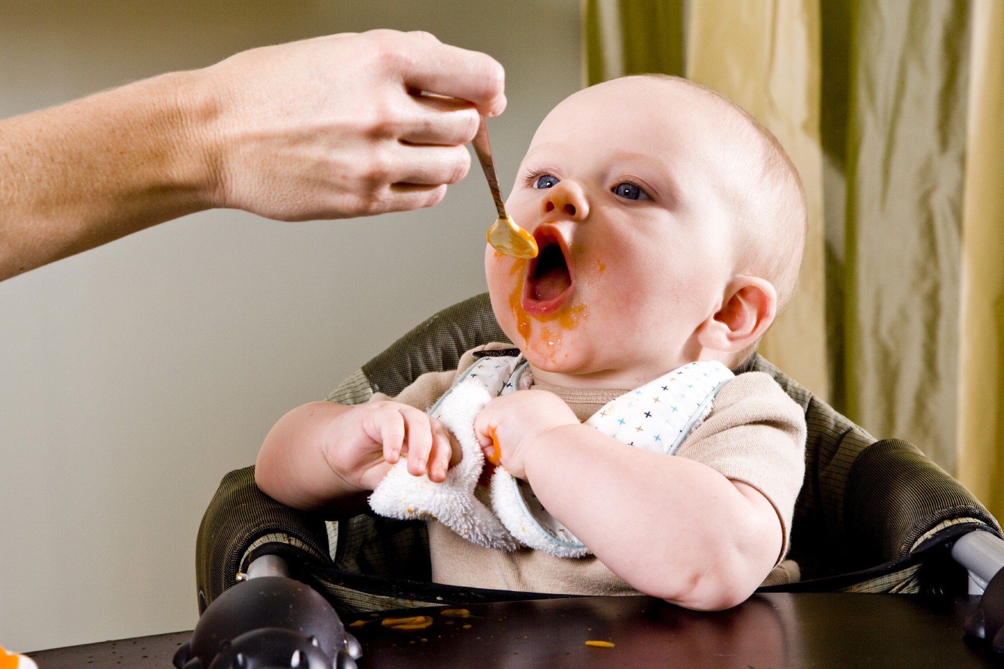 Мужик ест ребенка. Малыш кушает. Еда для детей. Малыш с ложкой. Малыш кушает ложкой.