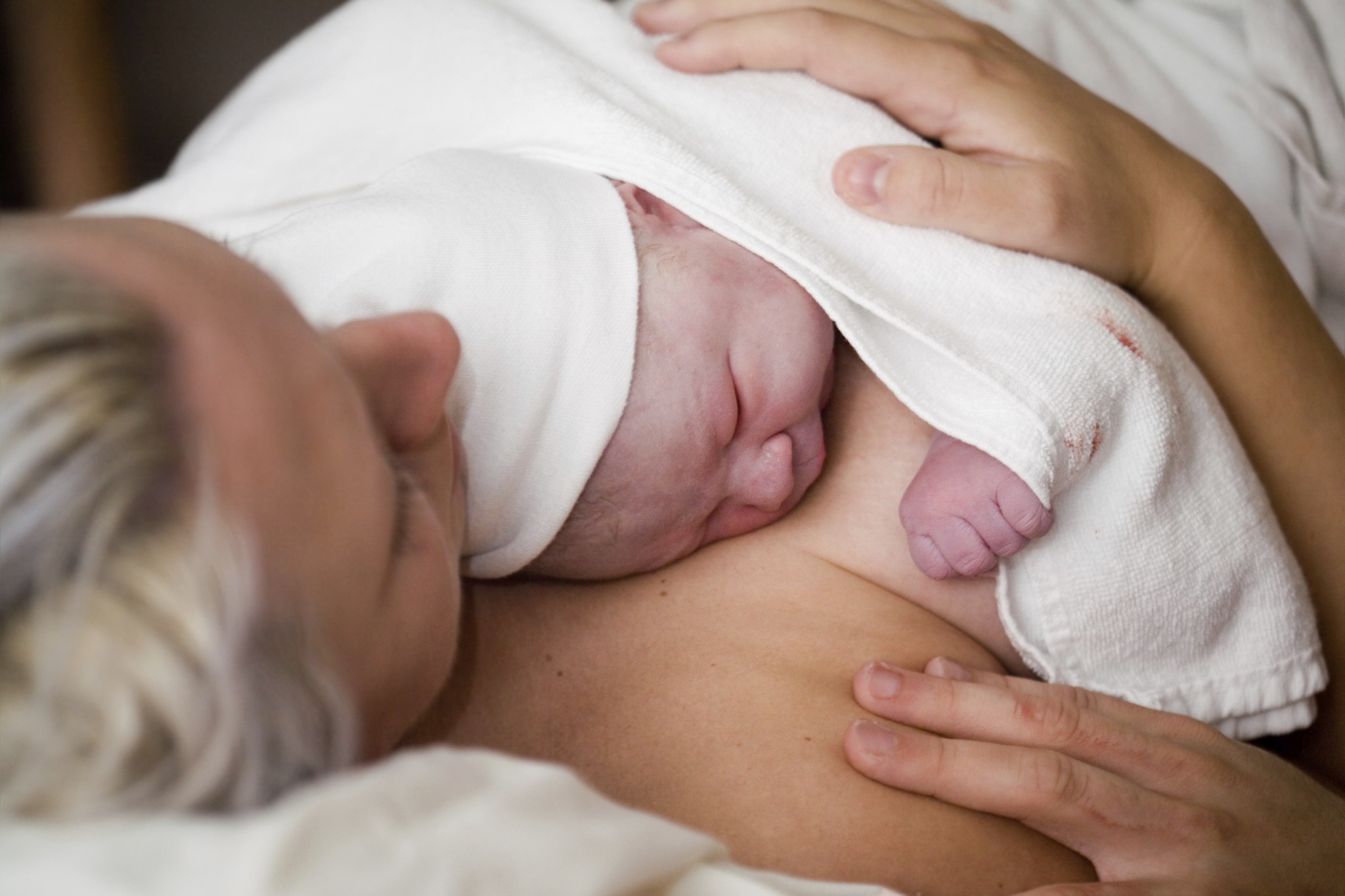 После родов можно спать. Кожа к коже новорожденного. Первое прикладывание новорожденного. Раннее прикладывание к груди. Новорожденный после родов.