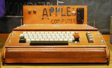 1976-yilinda-uretilen-ilk-apple-bilgisayar