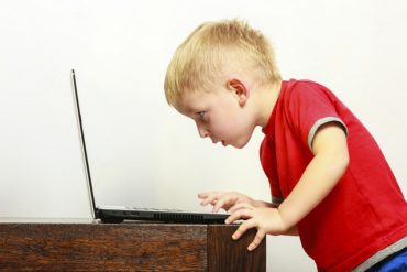 Bilgisayar Kullanan Çocuk