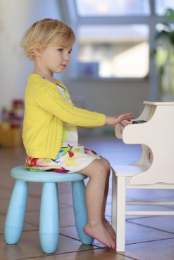 Piyano çalan kız