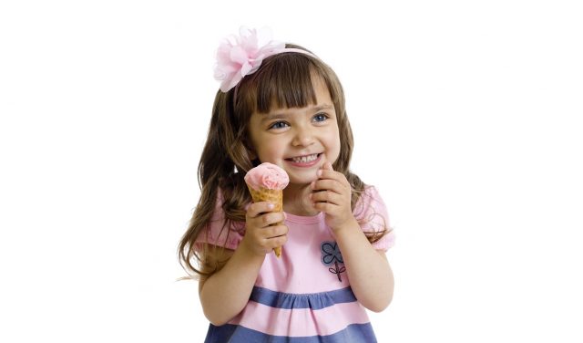 Dondurma Yiyen Çocuk