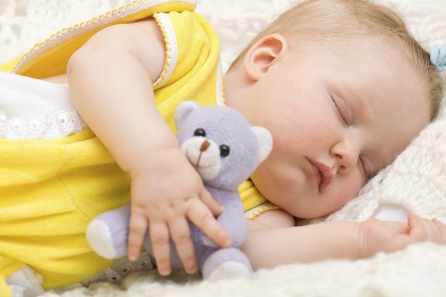 bebekler neden oyuncakla uyur