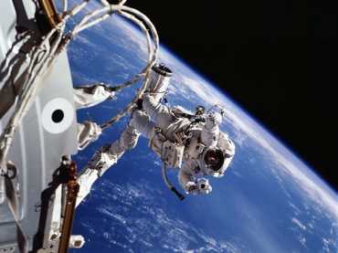 Astronotlar Uzayda Nasıl Yürür?