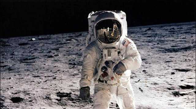Astronotlar uzayda nasıl yürür?