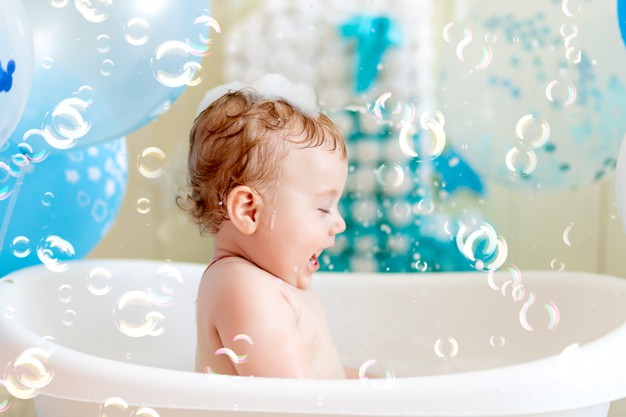 Göbek bağı düşmemiş bebek nasıl yıkanır?